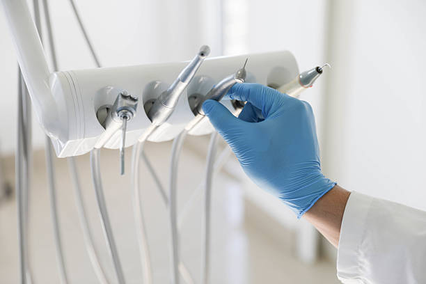 Professional Tooth Extraction technician working in San Pablo, NM